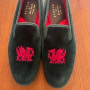 SHIPTON & HENEAGE.  Welsh Dragon Motif Embroidered Green Velvet Slippers size 12